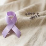 Laço lilás representando a conscientização pelo fim da violência contra a mulher